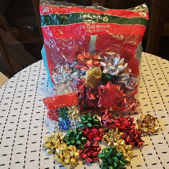 Collection of 45 Multicolored Gift Bows in Various Sizes - Picture 1 of 10